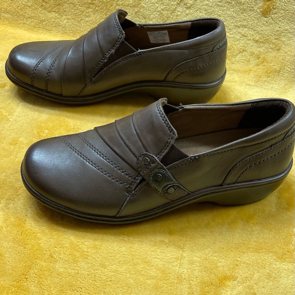 Aravon by New Balance size 7.5B Brown Slip On Shoe Leather Upper Padded Insole - Picture 2 of 7